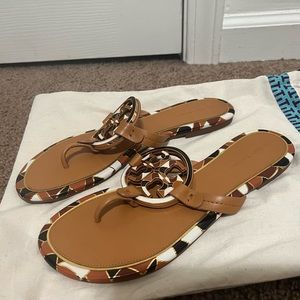 Tory Burch Enamel Miller Elba Camello Sandals